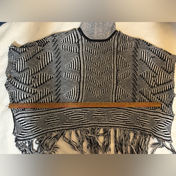 Vintage Poncho Cape Chunky Knit  Turtleneck Sweater Fringe Poncho Large Y2K - Picture 3 of 3